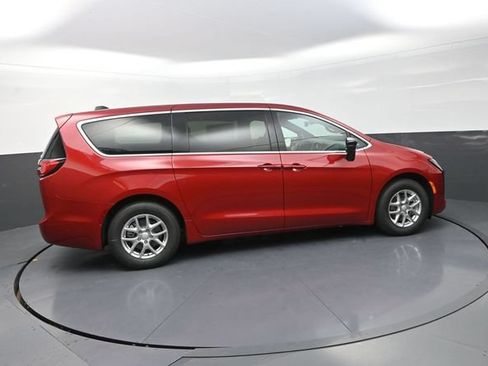 New 2027 Chrysler Pacifica Select FWD image 10