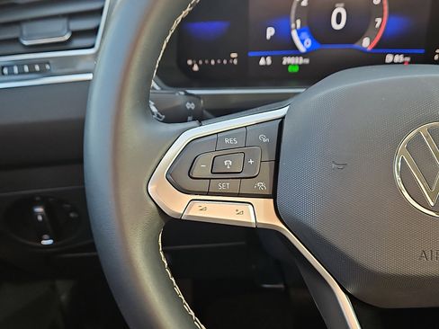 Used 2022 Volkswagen Tiguan SE image 18