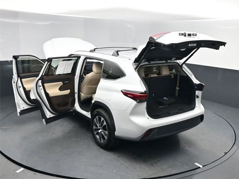 Used 2022 Toyota Highlander XLE image 15