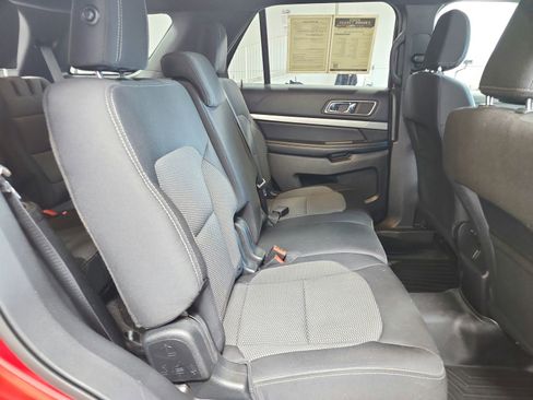 Used 2018 Ford Explorer XLT image 38