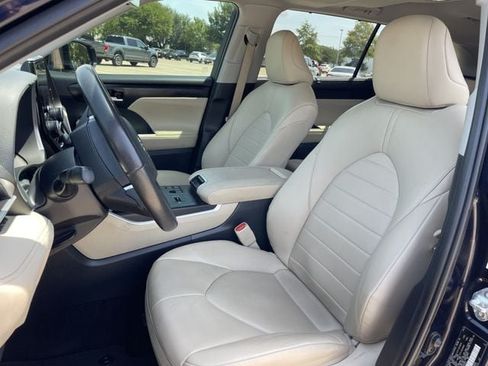 Used 2024 Toyota Highlander XLE FWD image 24