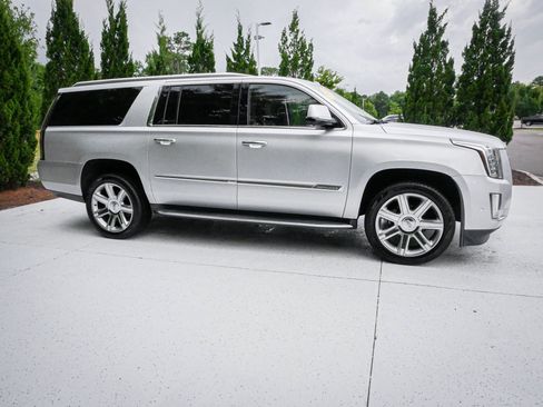 Used 2018 Cadillac Escalade ESV Luxury RWD image 11