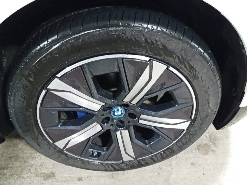 Used 2024 BMW iX xDrive50 w/ Sport Package AWD/4WD image 14