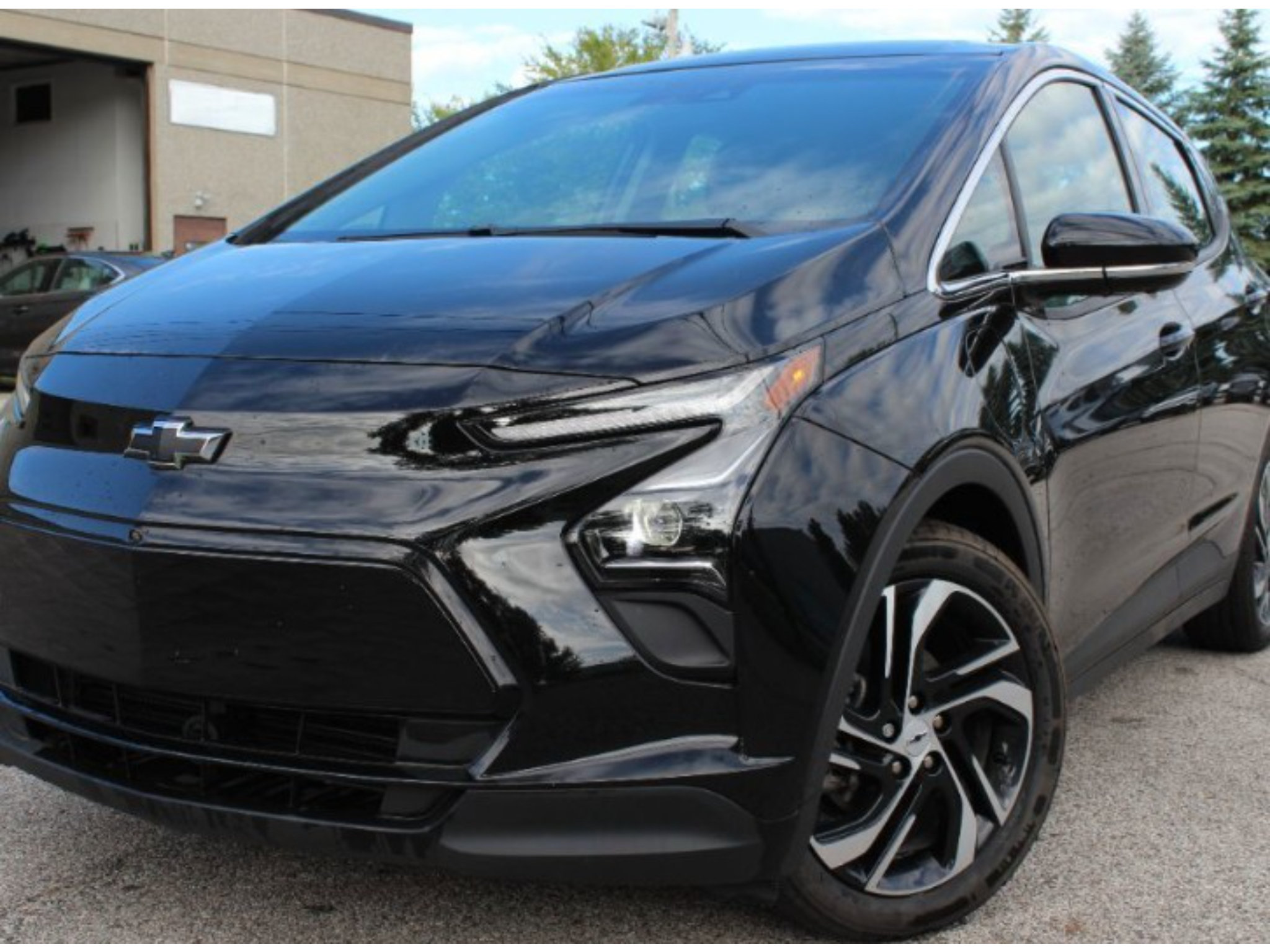 Used 2023 Chevrolet Bolt LT w/ Infotainment Package FWD image 1
