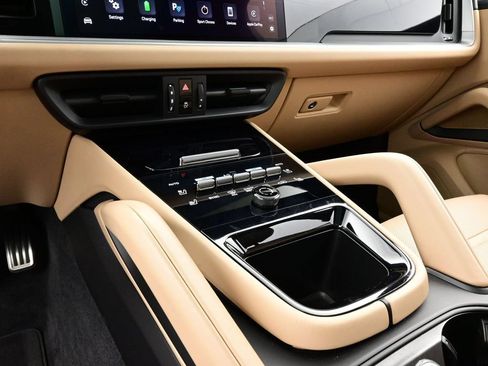 Certified 2025 Porsche Cayenne S AWD/4WD image 11
