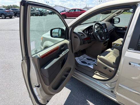 Used 2013 Chrysler Town & Country Touring-L w/ Driver Convenience Group FWD image 15
