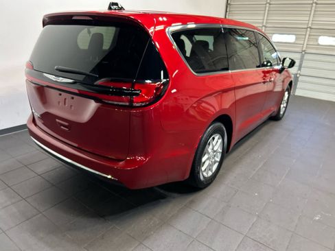 Used 2025 Chrysler Pacifica Select FWD image 3