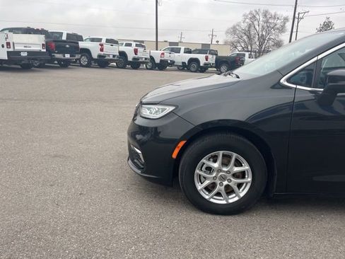 Used 2023 Chrysler Pacifica Touring-L FWD image 4