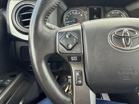 Used 2022 Toyota Tacoma TRD Sport AWD/4WD image 17