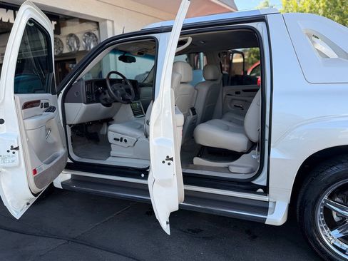 Used 2005 Cadillac Escalade EXT AWD/4WD image 28