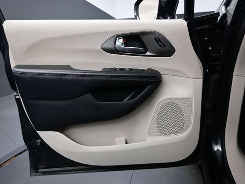 Used 2022 Chrysler Pacifica Touring-L FWD image 9