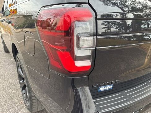 Used 2022 Ford Expedition Limited image 13