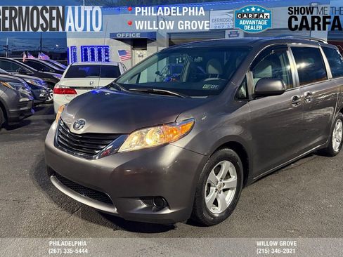 Used 2012 Toyota Sienna LE image 1