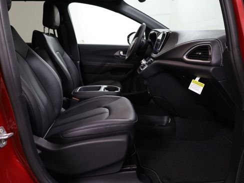 New 2026 Chrysler Pacifica Select image 27