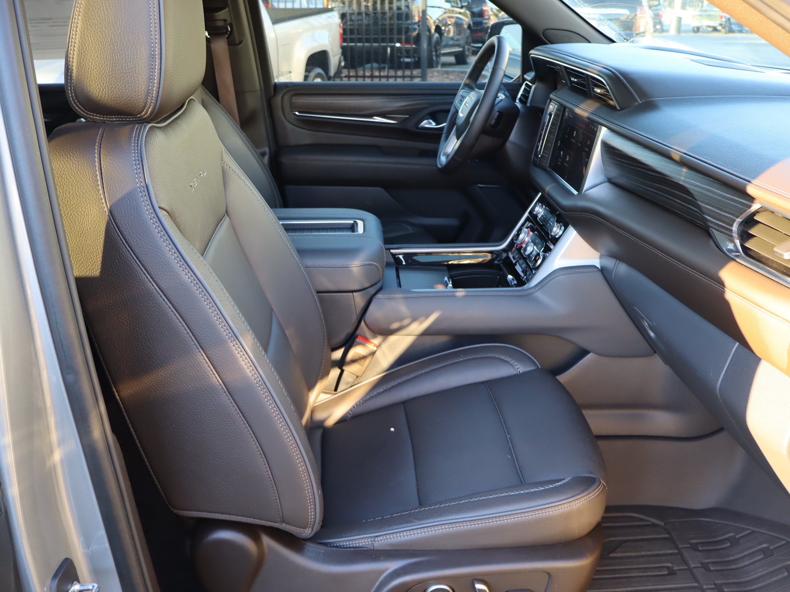 Used 2024 GMC Yukon Denali RWD image 38