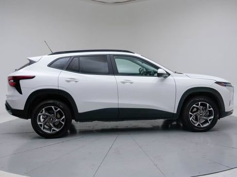 Used 2025 Chevrolet Trax LT FWD image 9