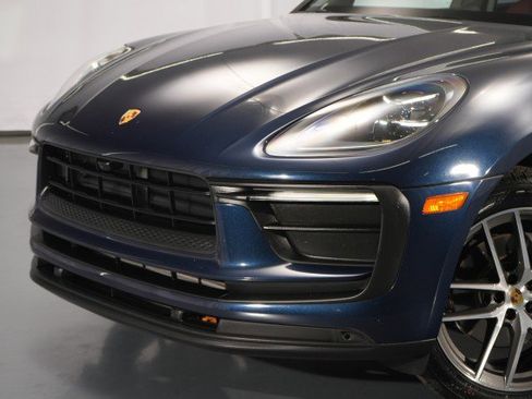 Used 2022 Porsche Macan AWD/4WD image 3