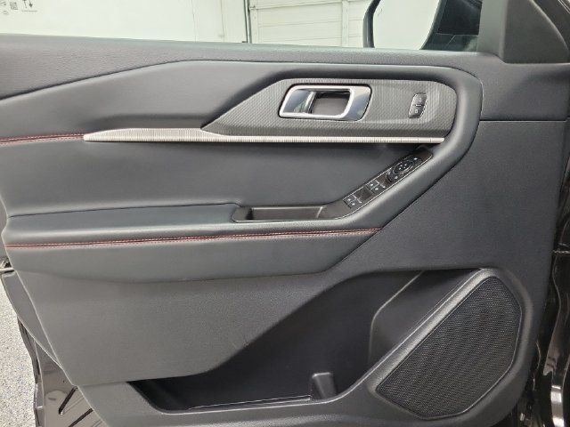 Used 2025 Ford Explorer ST-Line w/ ST-Line Street Pack AWD/4WD image 18