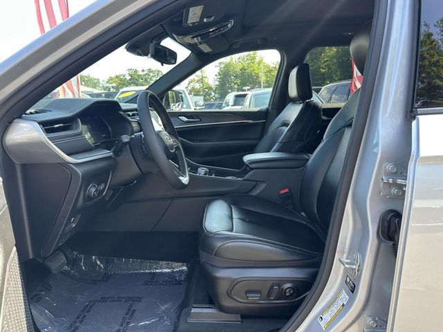 Used 2024 Jeep Grand Cherokee L Limited AWD/4WD image 16