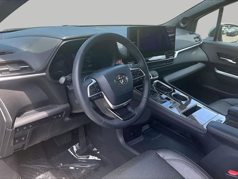 Used 2025 Toyota Sienna Limited AWD/4WD image 18