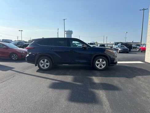 Used 2021 Toyota Highlander LE AWD/4WD image 4