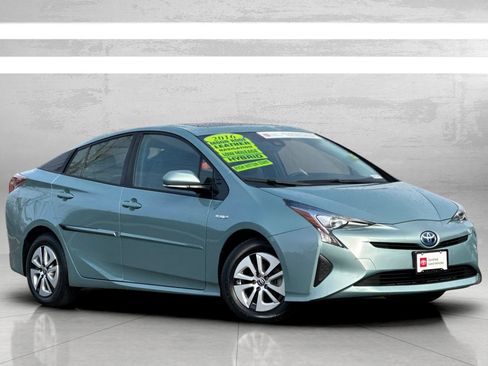 Used 2016 Toyota Prius Four image 2