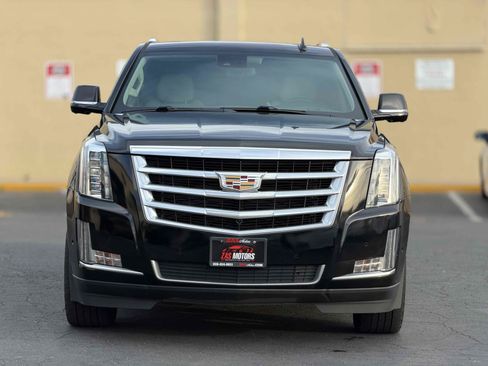 Used 2020 Cadillac Escalade ESV Luxury AWD/4WD image 2
