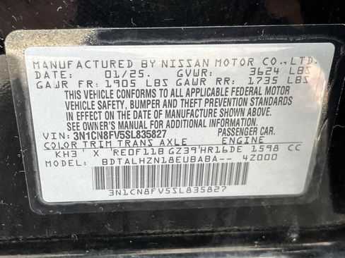 Used 2025 Nissan Versa SR FWD image 12