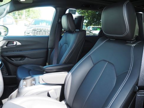 New 2025 Chrysler Pacifica Select w/ Uconnect Theater Family Group image 15