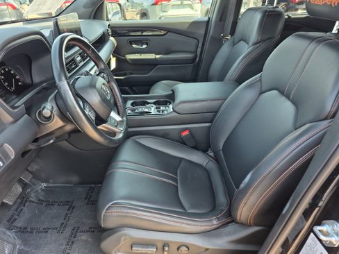 Used 2025 Honda Pilot TrailSport image 17
