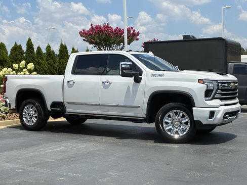 Used 2024 Chevrolet Silverado 2500 High Country w/ High Country Premium Package AWD/4WD image 3