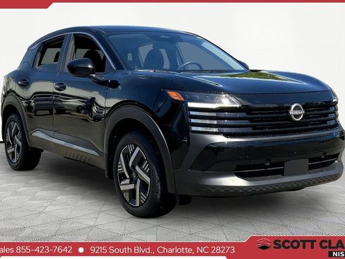 Used 2025 Nissan Kicks SV image 1