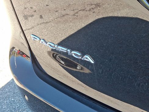 Certified 2025 Chrysler Pacifica Select AWD/4WD image 16