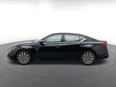 Used 2025 Nissan Altima 2.5 SV FWD image 4