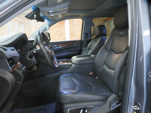 Used 2018 Cadillac Escalade Luxury AWD/4WD image 15