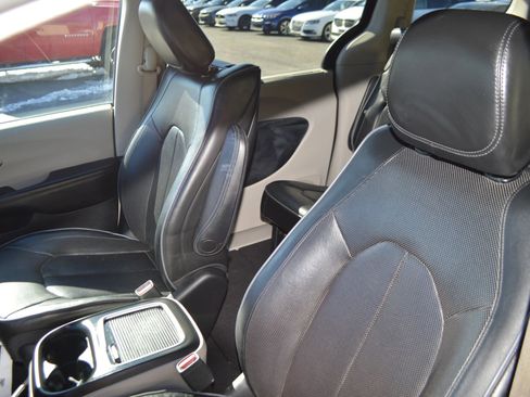 Used 2019 Chrysler Pacifica Limited image 9