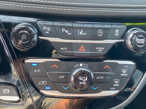 Used 2022 Chrysler Pacifica Limited w/ S Appearance Package FWD image 15