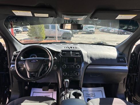 Used 2018 Ford Explorer XLT image 30