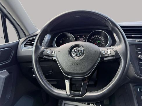 Used 2018 Volkswagen Tiguan SE AWD/4WD image 30
