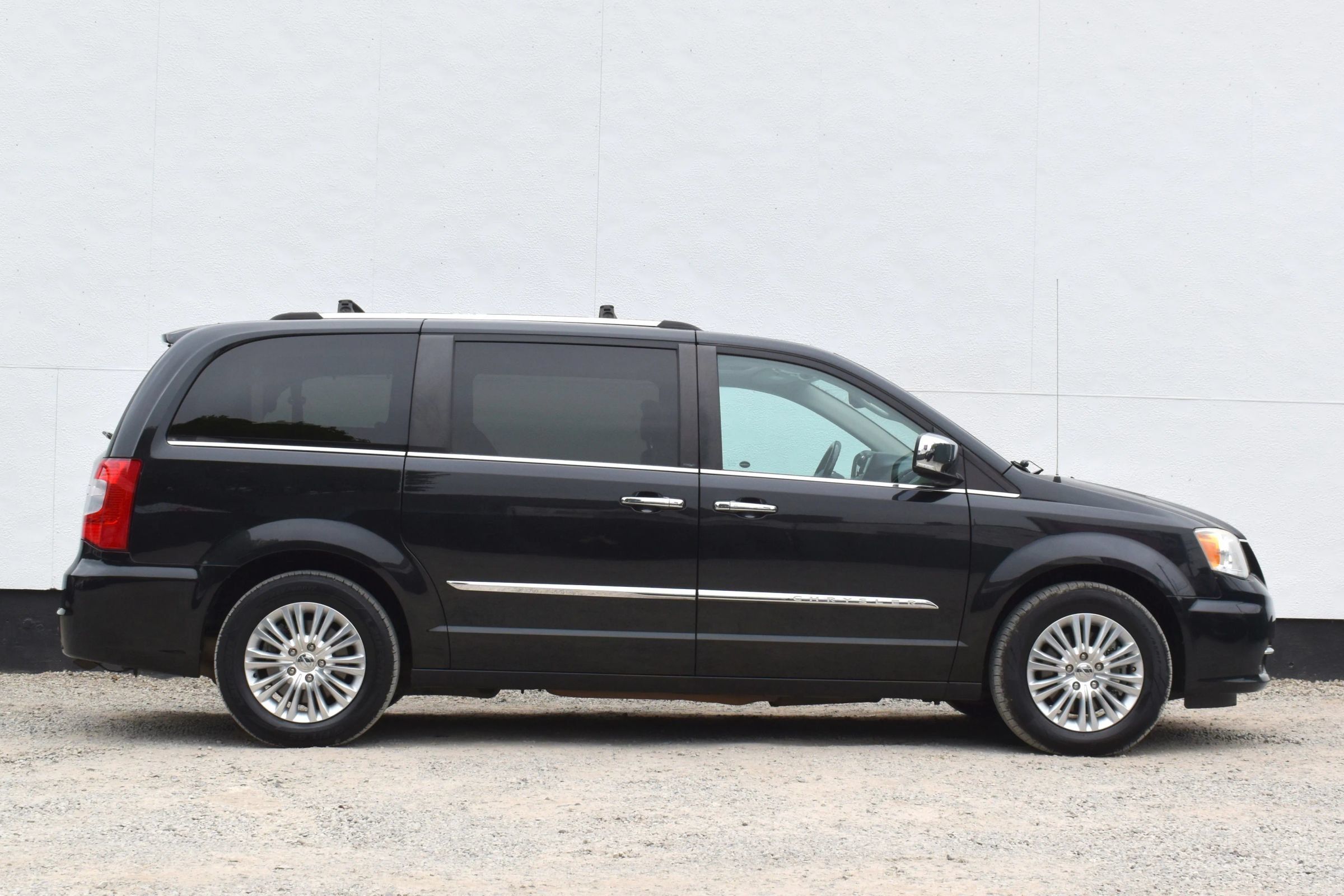 Used 2014 Chrysler Town & Country Limited w/ Luxury Group FWD image 6
