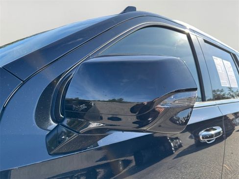 Used 2024 Chevrolet Suburban High Country image 11