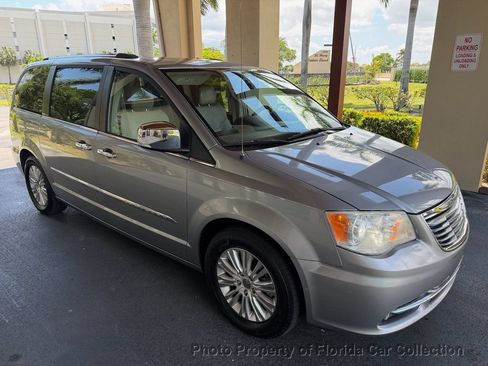 Used 2013 Chrysler Town & Country Limited w/ Luxury Group FWD image 66