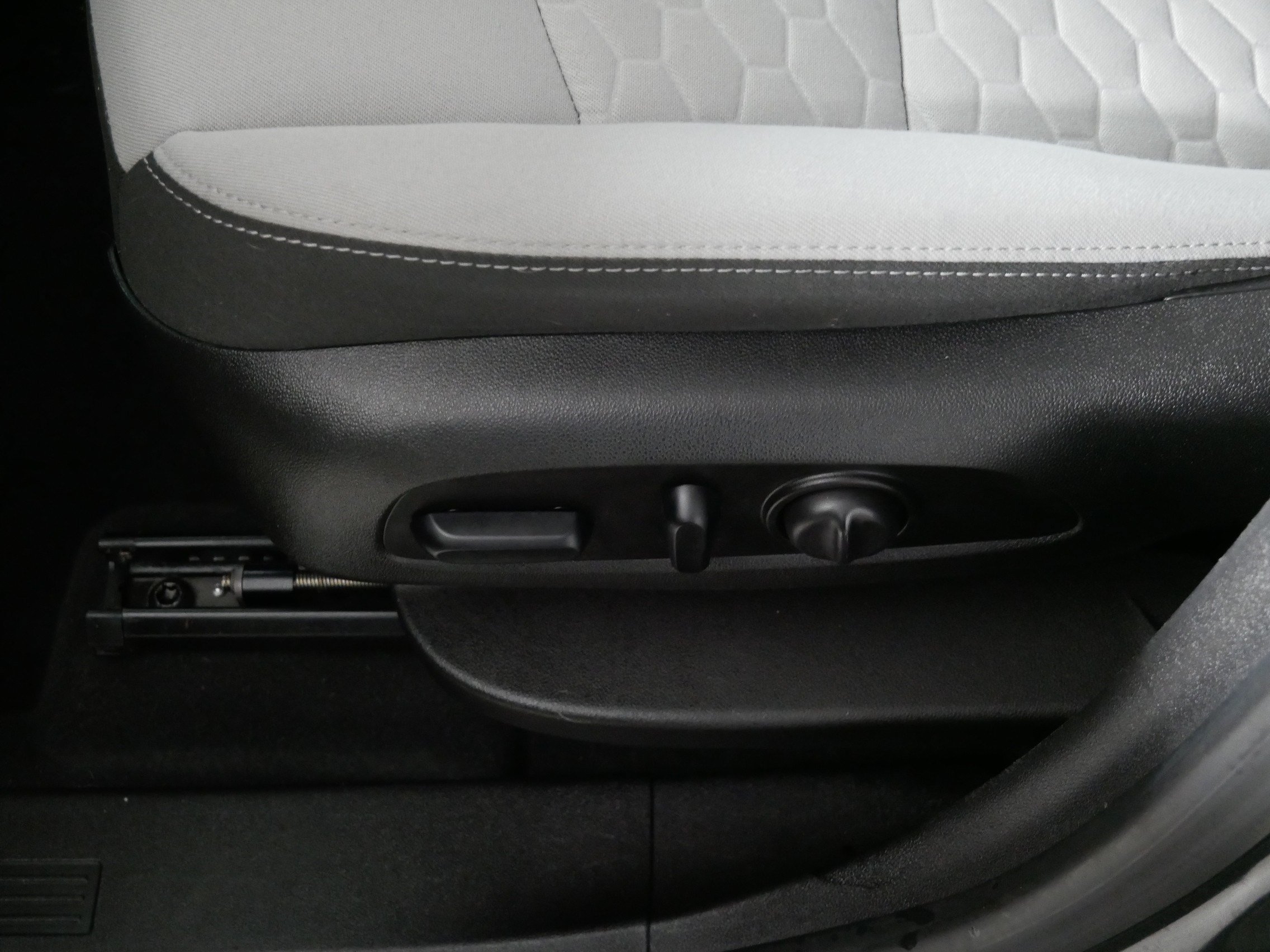Used 2018 Chevrolet Equinox LT w/ LPO, Floor Liner Package AWD/4WD image 20