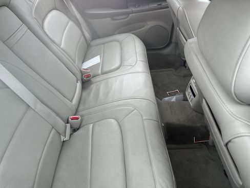 Used 2005 Cadillac De Ville w/ Deville Premium Package image 10