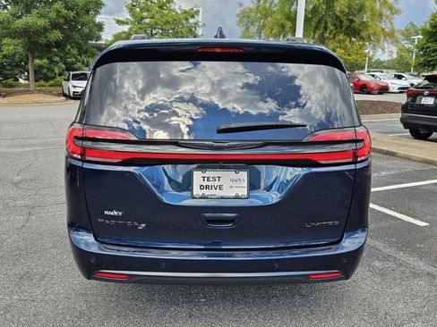 Used 2025 Chrysler Pacifica Limited FWD image 6