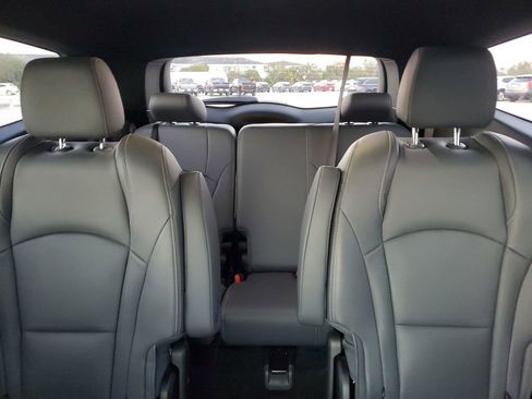 Used 2023 Buick Enclave Essence image 13