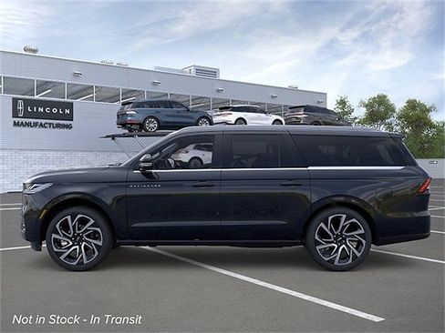 New 2026 Lincoln Navigator L Black Label AWD/4WD image 3