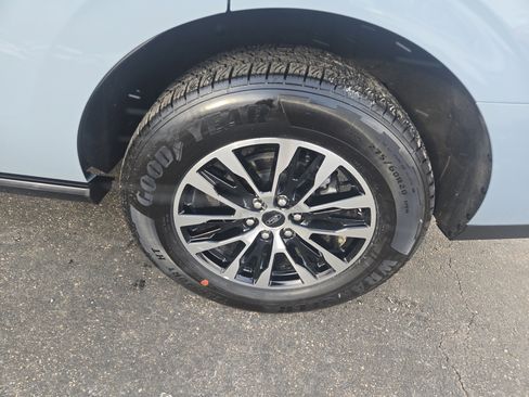 Used 2025 Ford Expedition Platinum image 11