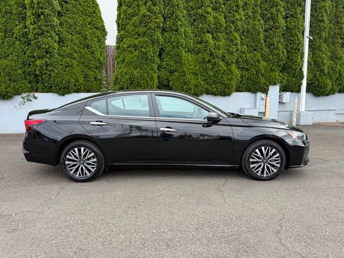 Used 2025 Nissan Altima 2.5 SV FWD image 9