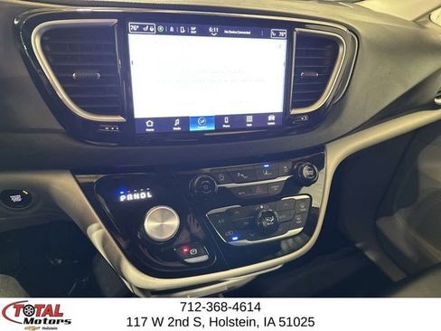 Used 2024 Chrysler Pacifica Touring-L image 13
